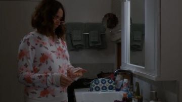 Colgate Toothpaste used by Naomi (Maya Rudolph) in Wine Country