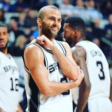 La camiseta blanca número 9 de tony Parker en su cuenta de Instagram @_tonyparker09