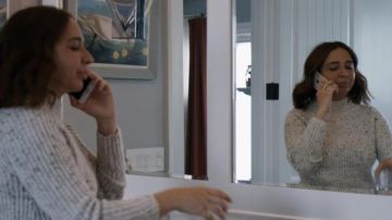 Apple iPhone used by Naomi (Maya Rudolph) in Wine Country