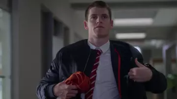 Le bomber Lacoste porté par Guzmàn (Miguel Bernardeau) dans la série Élite (Saison 2 Épisode 8)