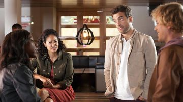 Chaqueta beige de Luke (Daniel Ings) en Lovesick (S01E02)