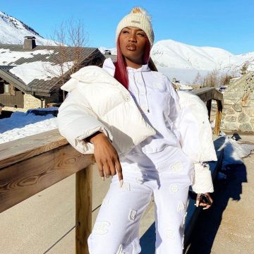 La chaqueta blanca que lleva Aya Nakamura en su cuenta de Instagram @ayanakamura_officiel 