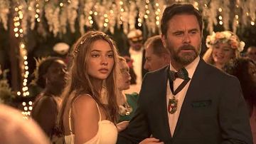 Cuadrado de bolsillo de plumas salobre y campana usado por Ward Cameron (Charles Esten) en Outer Banks (S01E05)