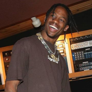 La camiseta marrón de Supreme usada por Travis Scott en la cuenta de Instagram de @travisscottdagoat 