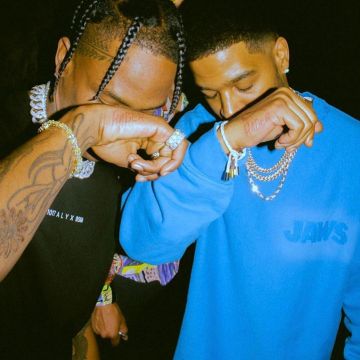 La camiseta negra 1017 ALYX 9SM usada por Travis Scott en la cuenta de Instagram de @travisscottdagoat 