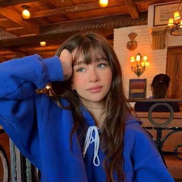 Bleu hoodie, portés par Malina Weissman sur son Instagram account @malinaweissman