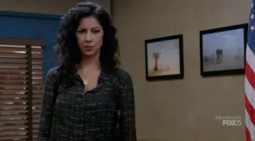 La chemise The Kooples de Rosa Diaz (Stephanie Beatriz) dans Brooklyn Nine-Nine (Saison 3 Episode 6)