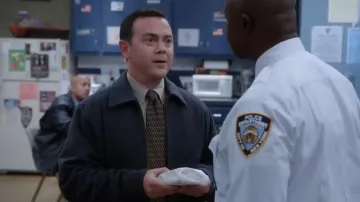 Abrigo gris azul marino usado por Charles Boyle (Joe Lo Truglio) en Brooklyn Nine-Nine
