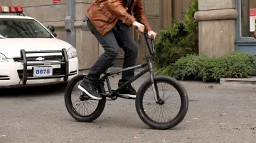 Black sneakers worn by Jake Peralta (Andy Samberg) as seen in Brooklyn Nine-Nine S04E15