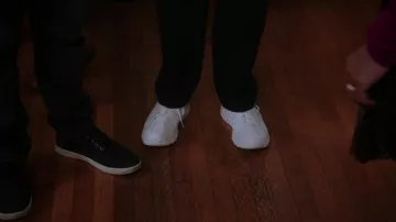 New Balance Tout Cuir Blanc Sneakers porté par le Capitaine Ray Holt (Andre Braugher) dans Brooklyn Nine-Nine (S07E02)