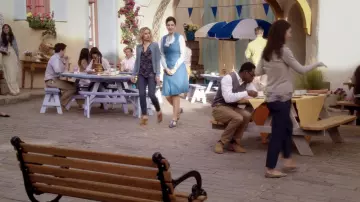 Les chaussures type mules portées par Eleanor Shellstrop (Kristen Bell) dans The Good Place S02E02