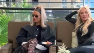 Logo Chaqueta de mezclilla embellecida usada por Dorit Kemsley en The Real Housewives of Beverly Hills Temporada 10 Episodio 4