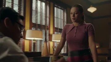 Polos de color púrpura claro usados por Betty Cooper (Lili Reinhart) en Riverdale Temporada 4 Episodio 19