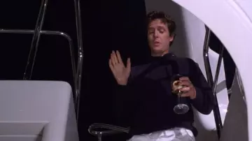 Le pull bleu marine porté par George Wade (Hugh Grant) dans L'amour sans préavis