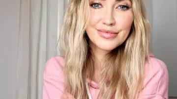 Mini Rose à Capuche Pull porté par Kaitlyn Bristowe dans La Bachelorette 