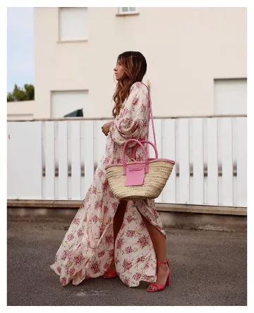 La Robe à Fleurs et Manches Fron­cées Mango portée par Cindy sur son compte Instagram @boho_addict