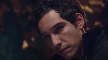 Chaqueta de cuello negro de Simon (Adam Bessa) en Lonely Loves (S01E08)