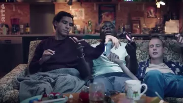 Sudadera roja borgoña de Simon (Adam Bessa) en Lonely Loves (S01E09)