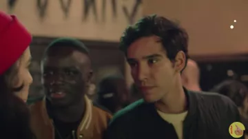Chaqueta bomber acolchada negra de Simon (Adam Bessa) en Lonely Loves (S01E10)