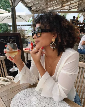 Le Crop Top Blanc à Manches Eva­sées de Axelle Elle sur son compte Instagram @ax___elle