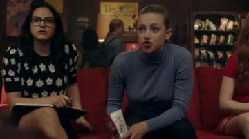 Cuello de tortuga acanalado usado por Betty Cooper (Lili Reinhart) en Riverdale Temporada 4 Episodio 19