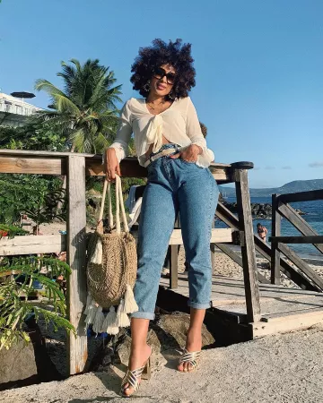 Le jean Mom Stretch en Bleu Dé­lavé de Axelle Elle sur son compte Instagram @ax___elle