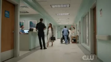 Sandalias de goma metálicas de metal usadas por Cristal Carrington (Daniella Alonso) en Dynasty Temporada 3 Episodio 18