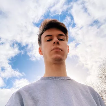 The sweatshirt pastel blue of Seb the Fries on his account Instagram @seblafrite