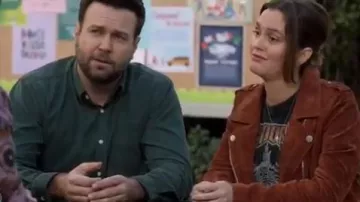 Chaqueta de moto de ante real usada por Angie D'Amato (Leighton Meester) en Padres solteros Temporada 2 Episodio 20