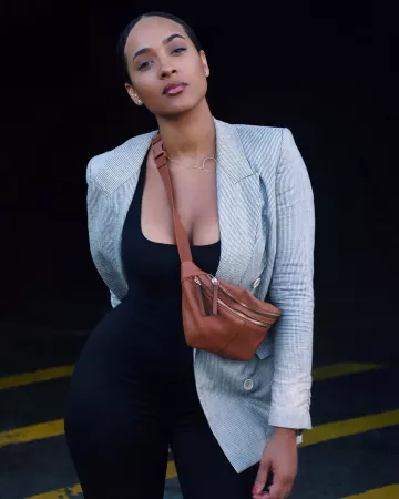 Le sac Ba­nane Ocre à Double Poche New Look de Axelle Elle sur son compte Instagram @ax___elle