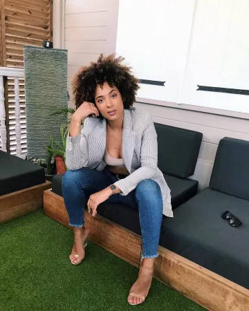Les san­dales à Ta­lons Trans­pa­rents Iri­sées Public Desire de Axelle Elle sur son compte Instagram @ax___elle