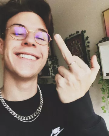 The chain necklace of Seb the Fries on his account Instagram @seblafrite