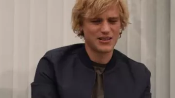 Dylan's Dark Blue Bomber (Johnny Flynn) en Lovesick (Temporada 1)