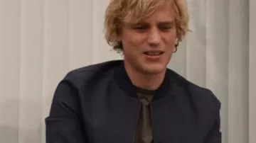 Camiseta caqui de Dylan (Johnny Flynn) en Lovesick (S01)