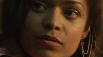Pendiente de oro de Evie (Antonia Thomas) en Lovesick (S01)