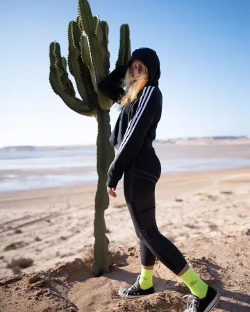 La sudadera con capucha Adidas en negro que lució Marine Leleu en su cuenta de Instagram @marinlle