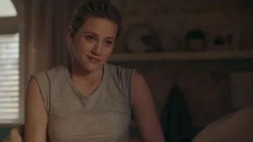 Camiseta Lettuce Edge usada por Betty Cooper (Lili Reinhart) en Riverdale Temporada 4 Episodio 19