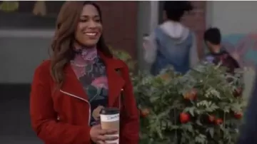 Val Turtleneck Mesh Top usado por Poppy Banks (Kimrie Lewis-Davis) en Padres Solteros Temporada 2 Episodio 20