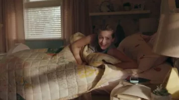 Hojas impresas de melocotón usadas por Betty Cooper (Lili Reinhart) en Riverdale Temporada 4 Episodio 19