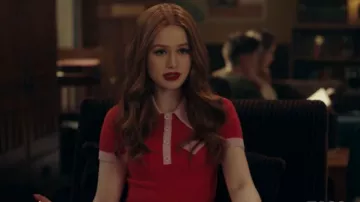 Polo rojo usado por Cheryl Blossom (Madelaine Petsch) en Riverdale Temporada 4 Episodio 19