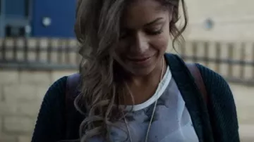 El chaleco negro de Evie (Antonia Thomas) en Lovesick