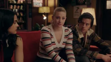 Suéter de cuello V a rayas usado por Betty Cooper (Lili Reinhart) en Riverdale Temporada 4 Episodio 19