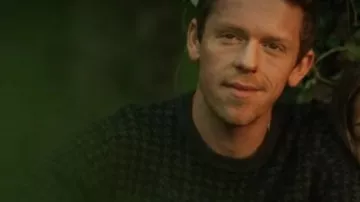 Suéter gris oscuro de Mal / pie de pollo (Richard Thomson) en Lovesick