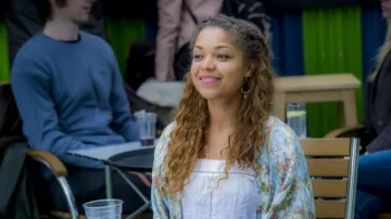 The kimono blue floral, Evie (Antonia Thomas) in Lovesick (S01E02)