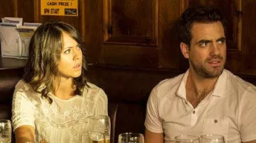 La blusa blanca usada por Phoebe (Susannah Fielding) en Lovesick (S01E06)