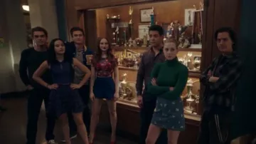 Mini falda floral de mezclilla usada por Betty Cooper (Lili Reinhart) en Riverdale Temporada 4 Episodio 19