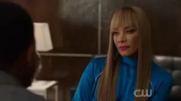 Pendientes Goldplated & Crystal Leaf usados por Dominique Deveraux (Michael Michele) en Dynasty Temporada 3 Episodio 19
