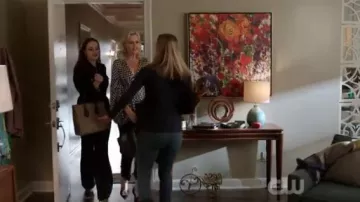 Cristal Orné Pompes porté par Alexis Carrington (Elaine Hendrix) dans la Dynastie Saison 3 Épisode 19