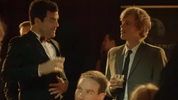 Corbata negra de Dylan (Johnny Flynn) en Lovesick (S02E05)