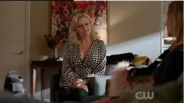 Pantalones de disco de lentejuelas recortadas usados por Alexis Carrington (Elaine Hendrix) en Dynasty Temporada 3 Episodio 19